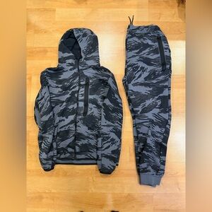 NIKE CAMO TECH FLEECE SET